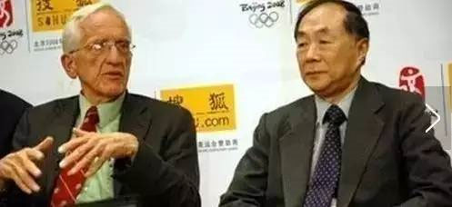T·柯林·坎贝尔(左)和中国工程院院士陈君石